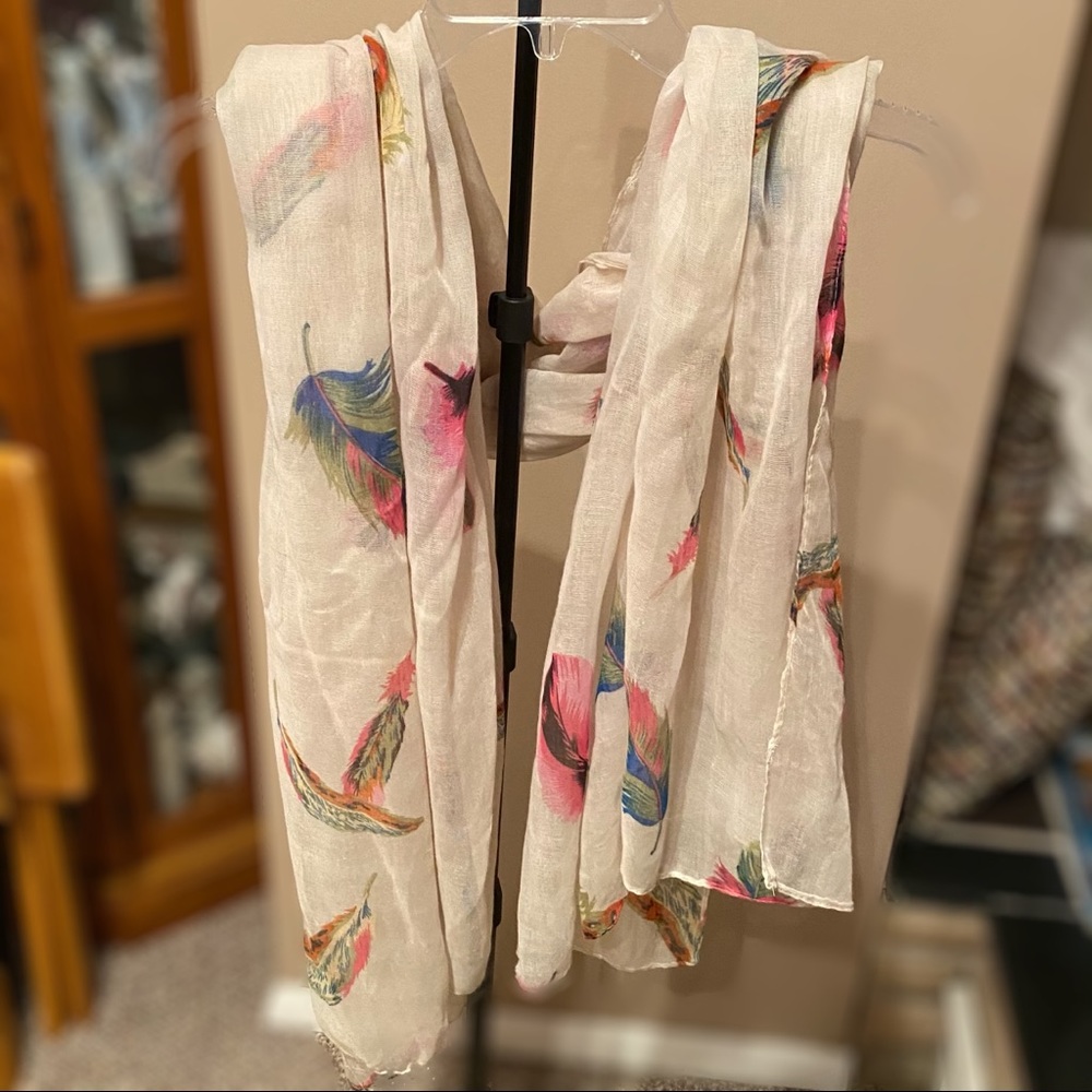 Cream/White Fashion Scarf w/ Feather Print
